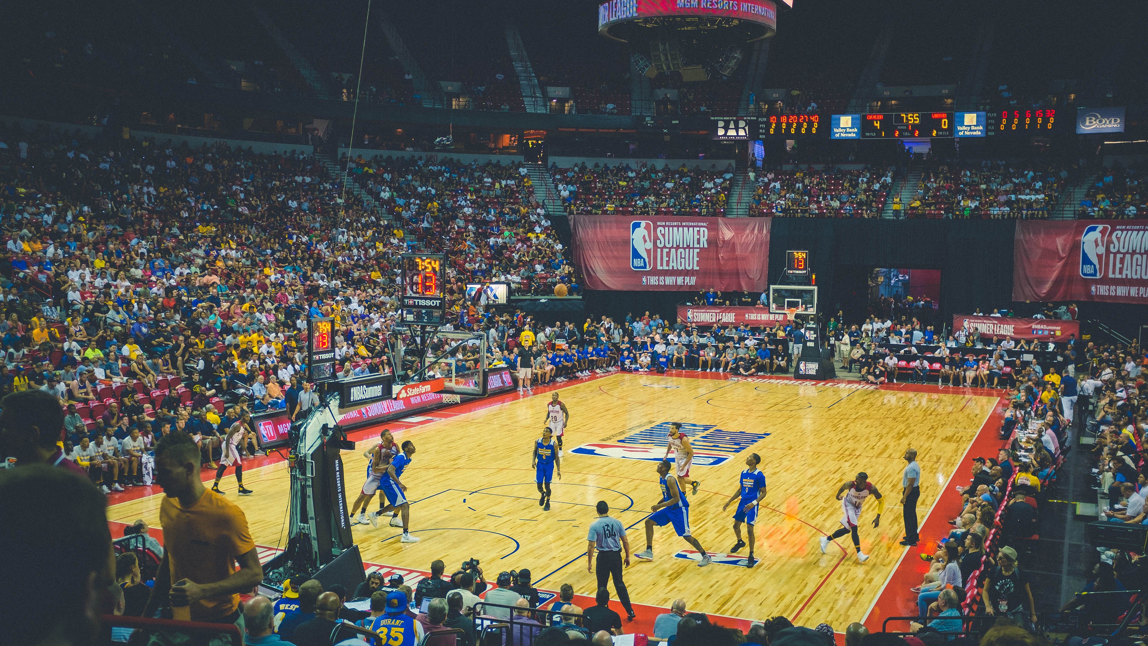 里卡多伤退引爆连锁反应，周冠宇临危上阵，红牛二队扫帚横扫哈斯